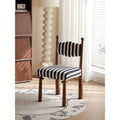 Chaise de salle à manger méditerranéenne moderne avec dossier ondulé et détails décoratifs en forme de boules