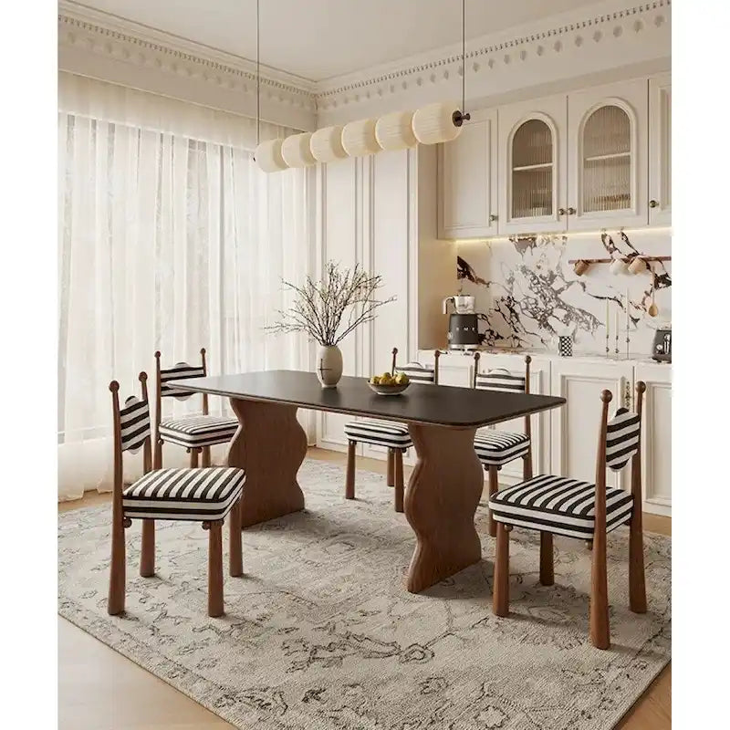 Chaise de salle à manger méditerranéenne moderne avec dossier ondulé et détails décoratifs en forme de boules