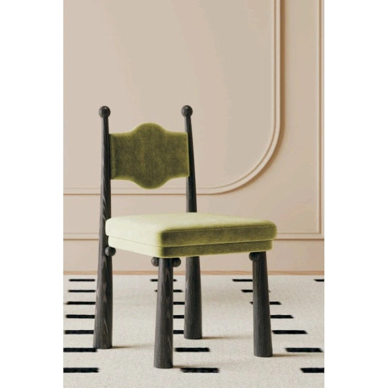 Chaise de salle à manger méditerranéenne moderne avec dossier ondulé et détails décoratifs en forme de boules