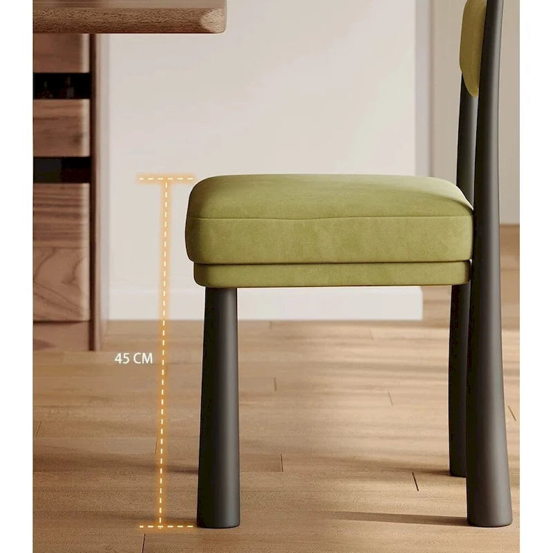 Chaise de salle à manger méditerranéenne moderne avec dossier ondulé et détails décoratifs en forme de boules