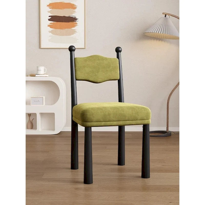 Chaise de salle à manger méditerranéenne moderne avec dossier ondulé et détails décoratifs en forme de boules