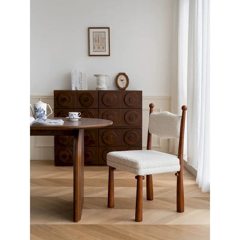 Chaise de salle à manger méditerranéenne moderne avec dossier ondulé et détails décoratifs en forme de boules