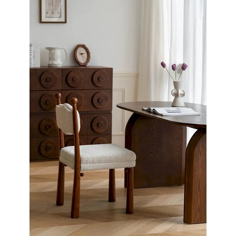 Chaise de salle à manger méditerranéenne moderne avec dossier ondulé et détails décoratifs en forme de boules