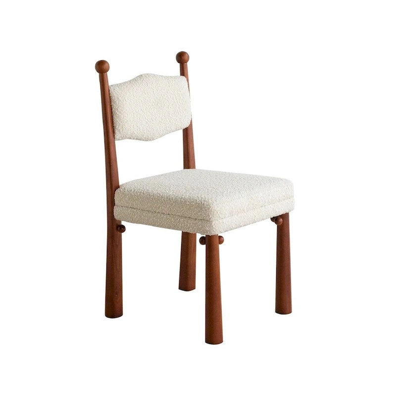 Chaise de salle à manger méditerranéenne moderne avec dossier ondulé et détails décoratifs en forme de boules
