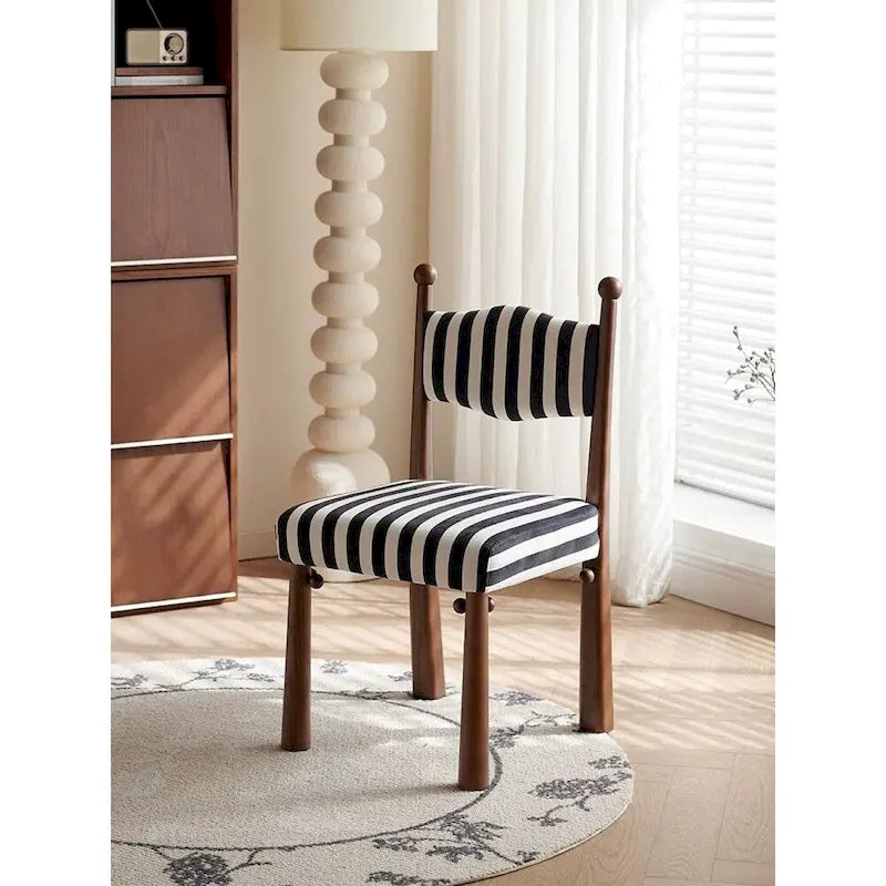Chaise de salle à manger méditerranéenne moderne avec dossier ondulé et détails décoratifs en forme de boules