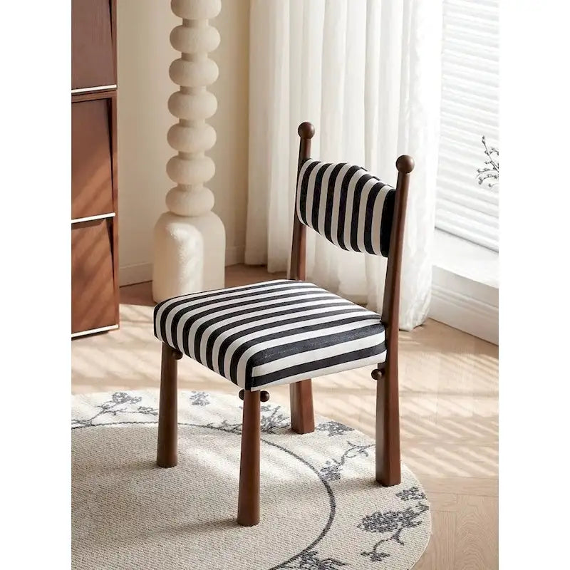 Chaise de salle à manger méditerranéenne moderne avec dossier ondulé et détails décoratifs en forme de boules