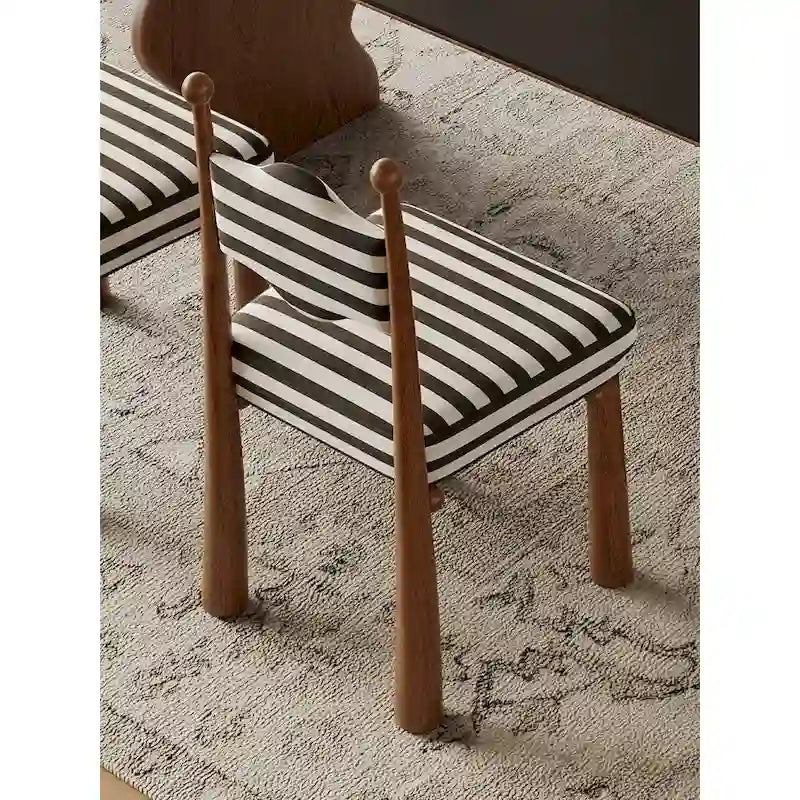 Chaise de salle à manger méditerranéenne moderne avec dossier ondulé et détails décoratifs en forme de boules