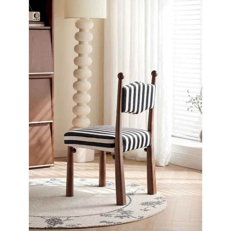 Chaise de salle à manger méditerranéenne moderne avec dossier ondulé et détails décoratifs en forme de boules